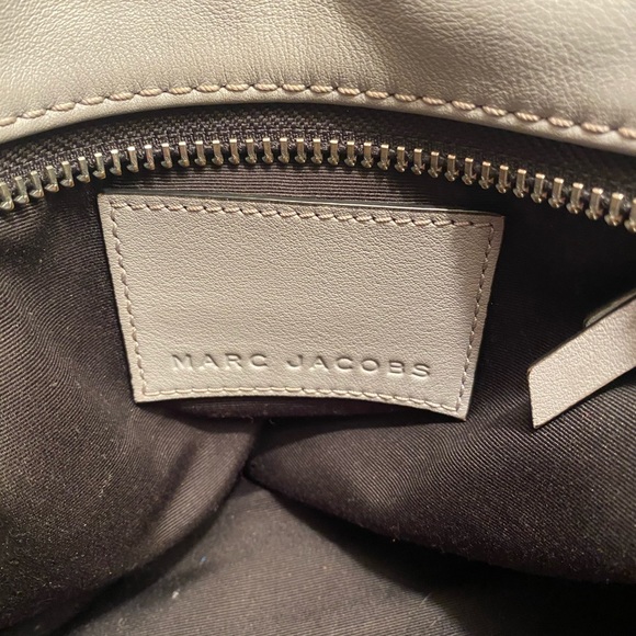 Authentic Marc Jacobs Logo handbag - Picture 2 of 8